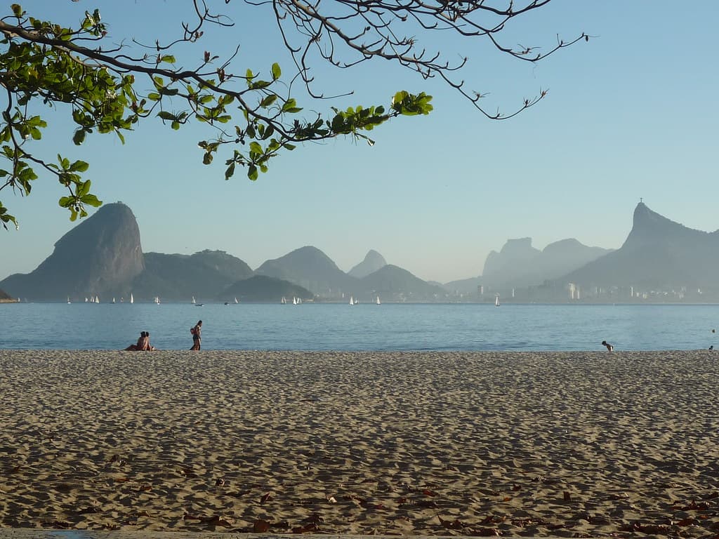 Vista da Praia de Icaraí com a Baía de Guanabara ao fundo